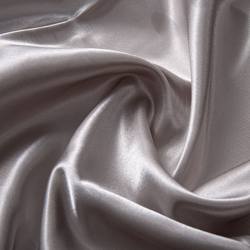 Apa perbedaan antara satin sutra dan satin poliester?